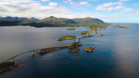 imágenes aéreas de la carretera del océano atlántico noruega