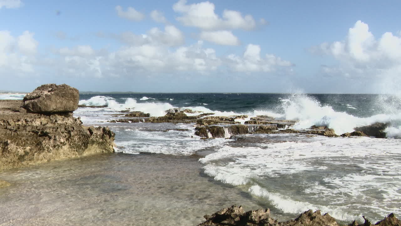 olas rompiendo en las rocas en la costa oeste de bonaire