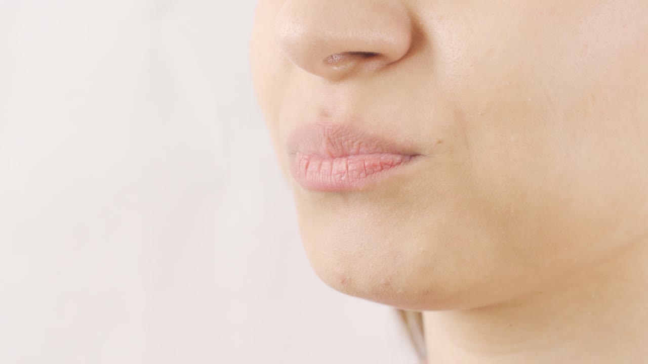 근접 촬영으로 견과류를 먹는 여자. 견과류.