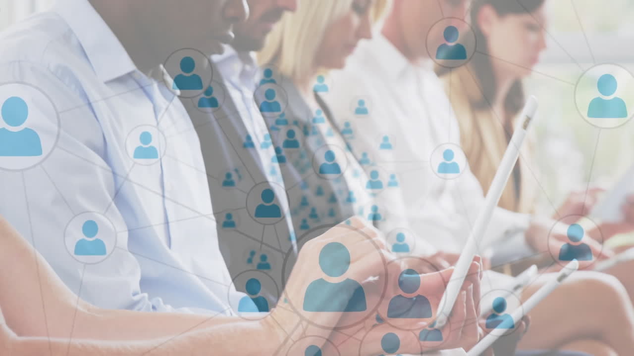 다양한 사람들이 네트워크 연결과 소셜 미디어 아이콘 애니메이션을 가진 태블릿을 사용합니다.