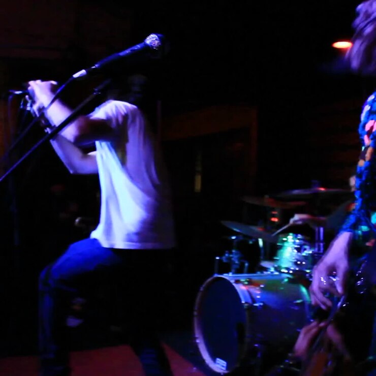 Una band che si esibisce in un piccolo locale