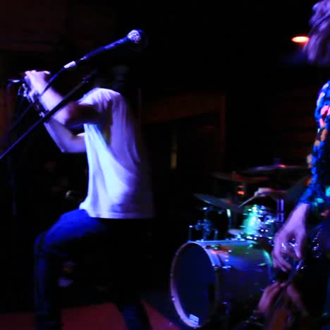 una banda tocando en un lugar pequeño
