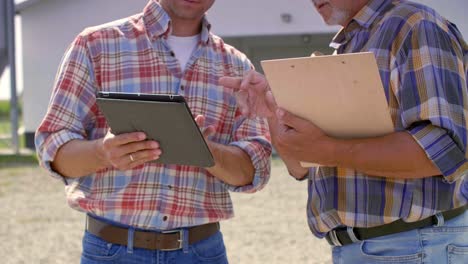 agricultores modernos que utilizan la tecnología en la granja