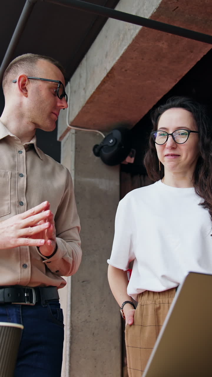 colegas de negocios discutiendo el proyecto