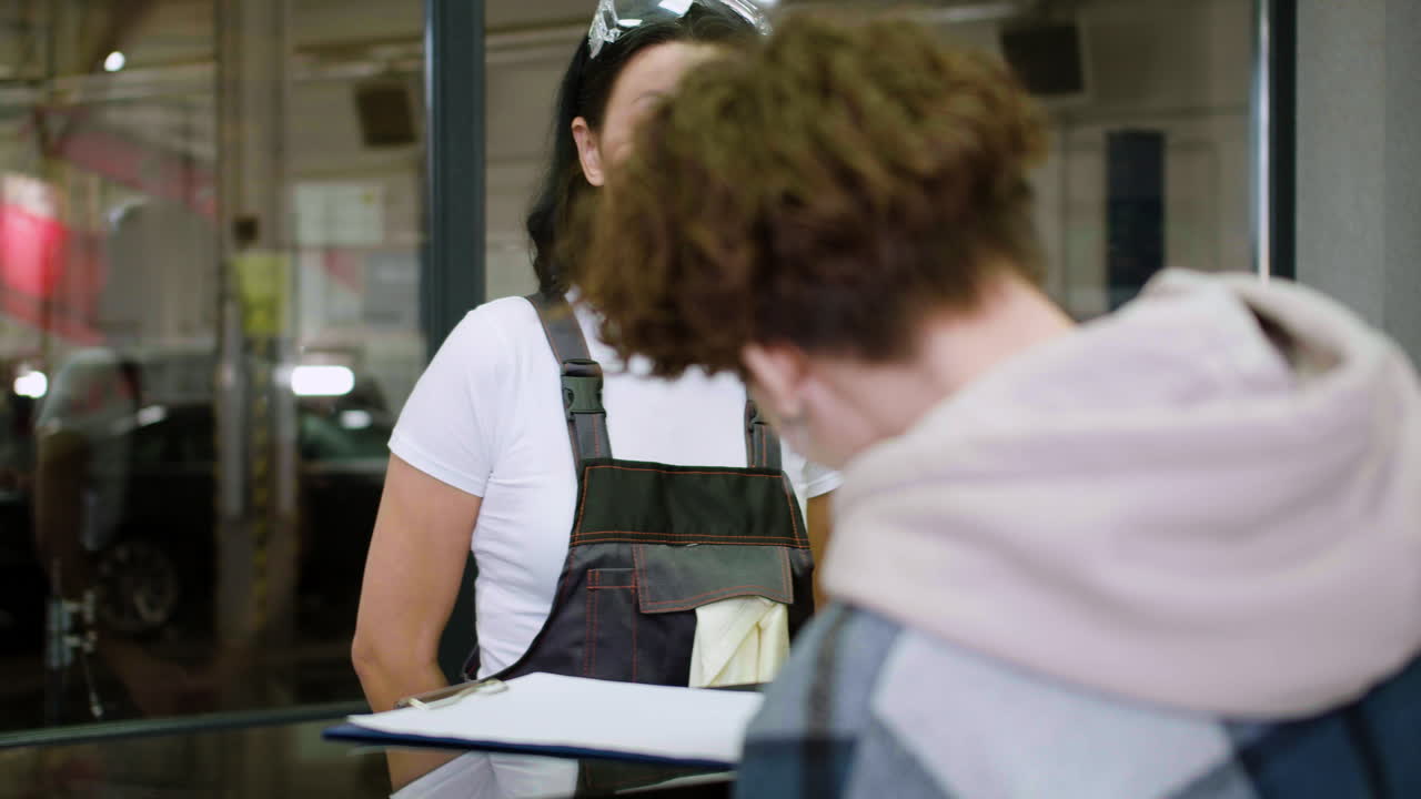 cliente pagando al mecanico