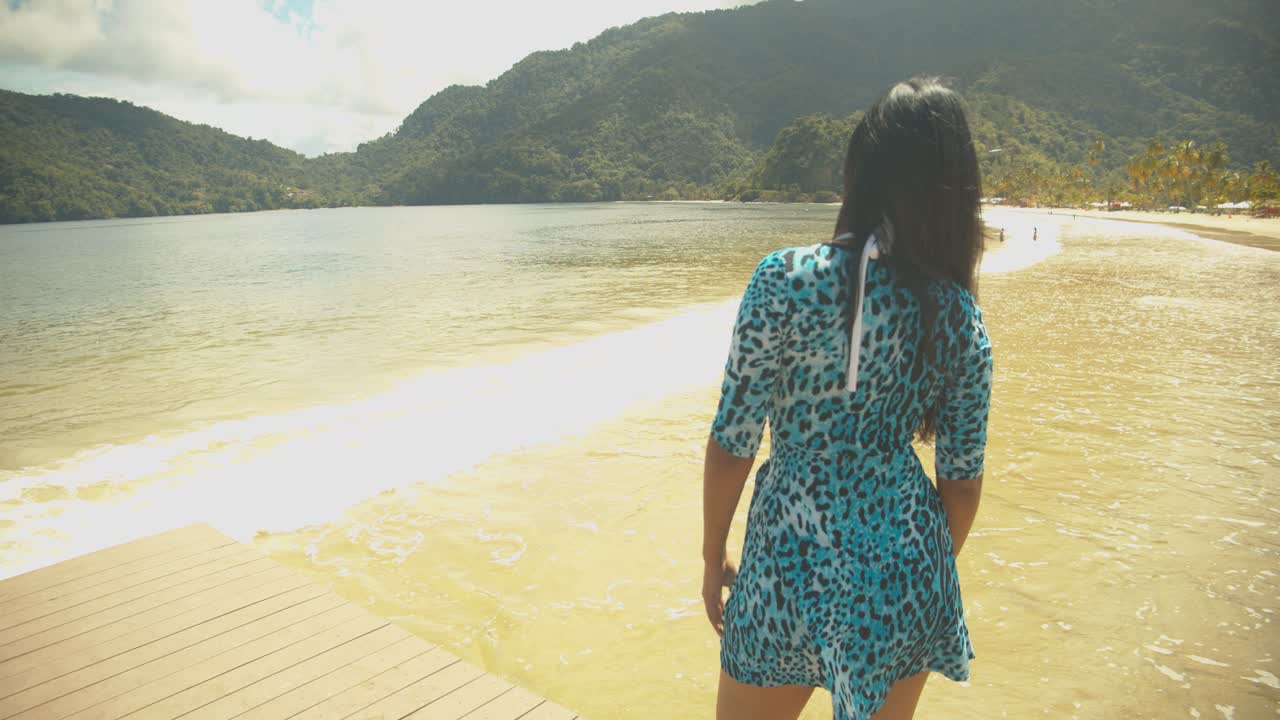 섹시한 베네수엘라와 함께 트리니다드 카리브해 섬의 부두에서 모델링