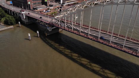 Tráfico-Sobre-El-Puente-Arqueado-En-El-Río-Noord,-Alblasserdam,-Holanda-Del-Sur,-Países-Bajos