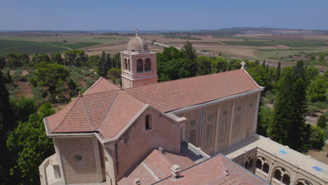 Der-Kirchturm-Und-Der-Private-Garten-Im-Wunderschönen-Kloster-Der-Stillen-Mönche-–-1890-Wurde-Eine-Gruppe-Französischer-Mönche-Nach-Israel-Geschickt,-Um-Dort-Ein-Kloster-Zu-Errichten