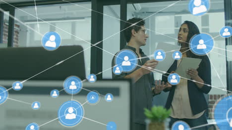 animación de la red de conexiones con iconos sobre diversos colegas que utilizan tableta en la oficina