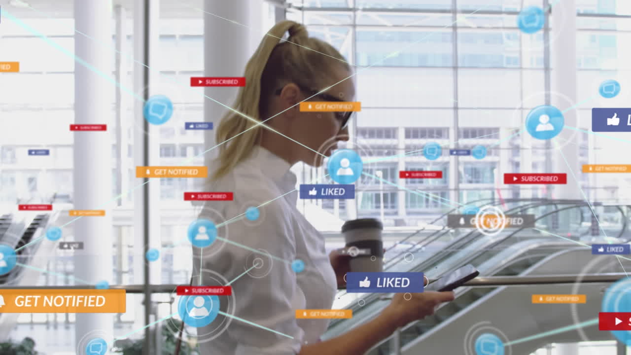 사무실에서 스마트폰을 사용하는 백인 사업가 여성에 대한 디지털 및 소셜 미디어 아이콘의 애니메이션