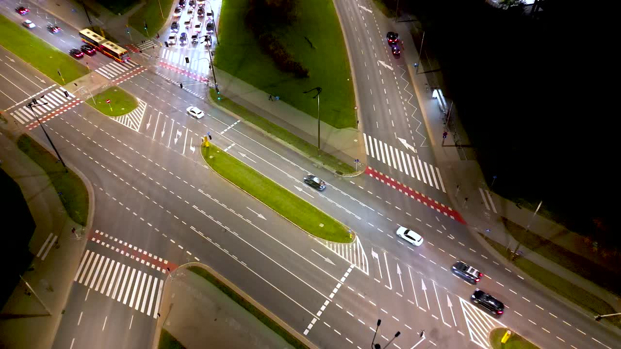 el aumento de la toma de drones revela una espectacular autopista elevada y la convergencia de carreteras, puentes, viaductos por la noche, transporte y desarrollo de infraestructura