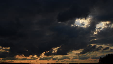 muy hermoso lapso de tiempo de una puesta de sol y nubes en movimiento rápido en finlandia