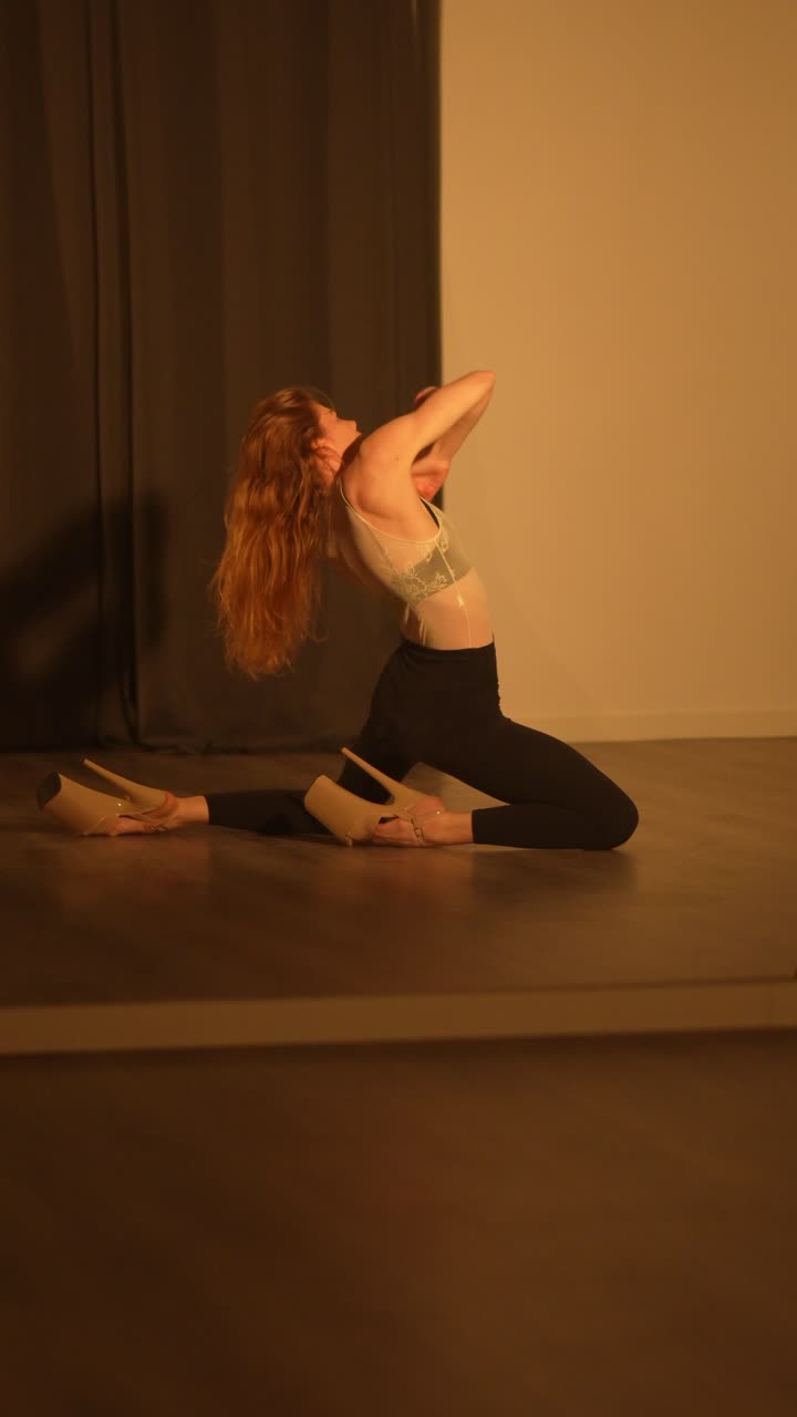 mujer realizando danza contemporánea en tacones altos