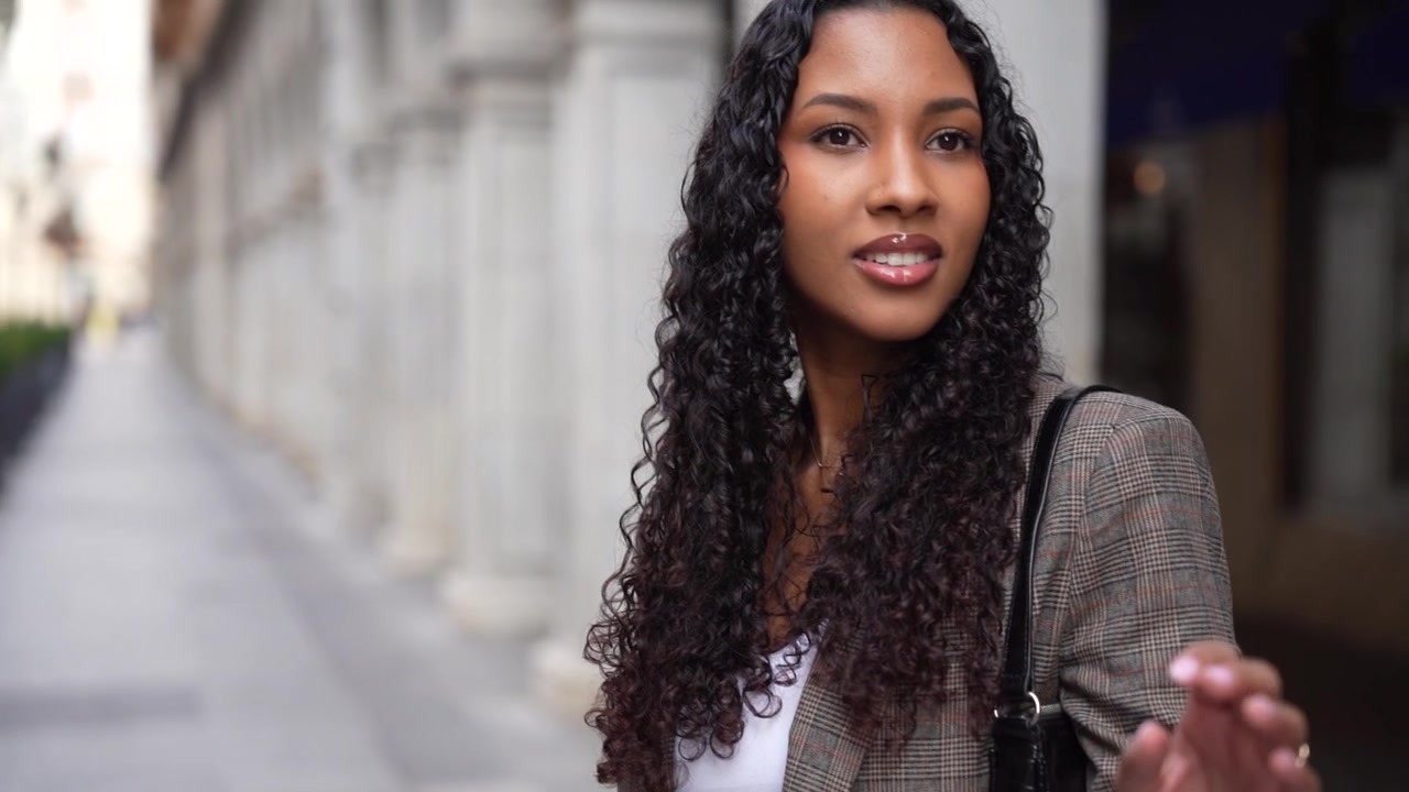 Look urbano chique, uma mulher estilosa usando um blazer em uma rua movimentada da cidade hoje