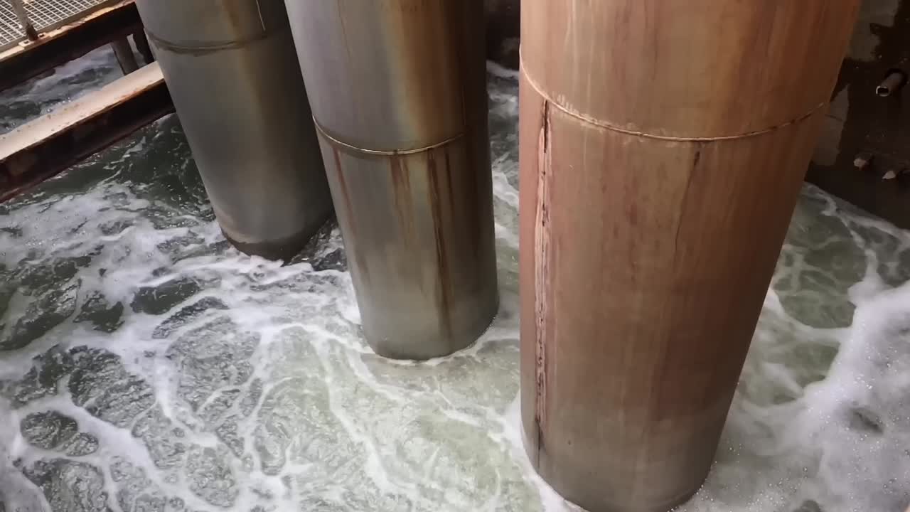 세 개의 금속 파이프를 통해 증기가 분출되는 물통의 세부 사항