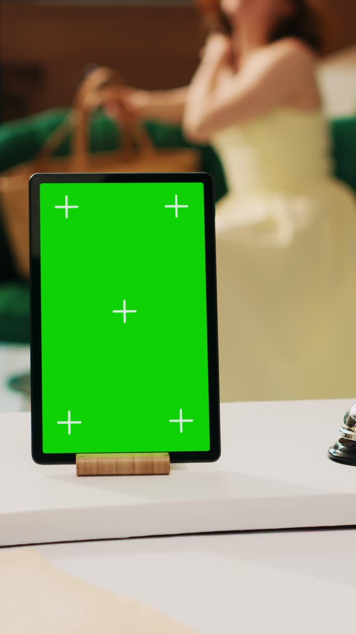 Video verticale. Addetto alla reception con greenscreen