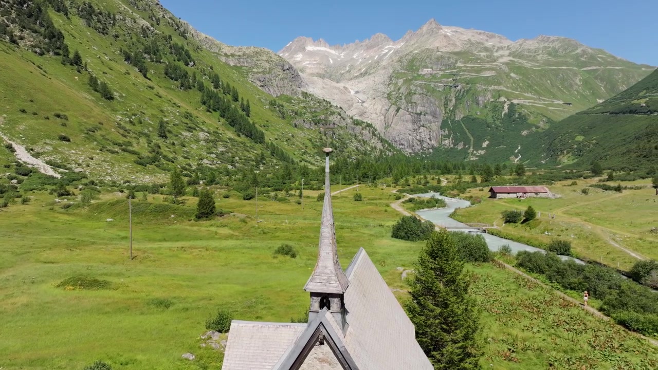 Cappella montana storica vicino al Passo della Furka circondata dagli altopiani svizzeri