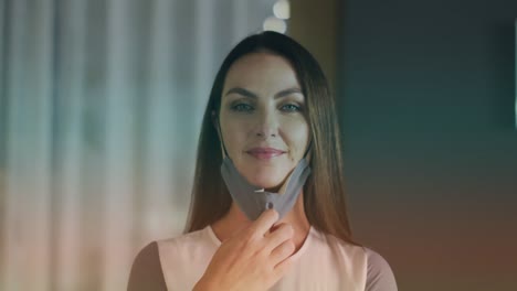 animación de puntos de luz sobre una feliz mujer caucásica con máscara facial