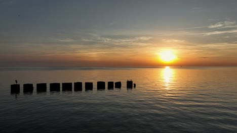 Puesta-De-Sol-Y-Suave-Bahía-Móvil-Al-Atardecer