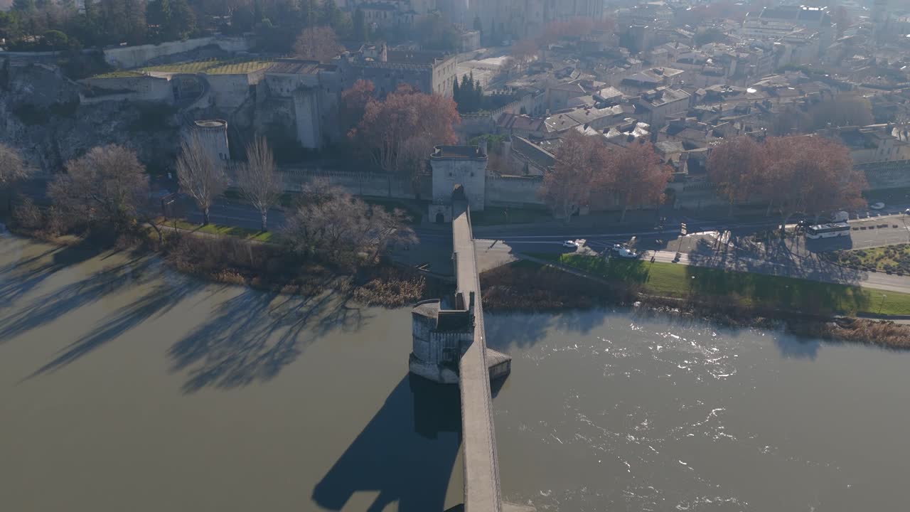 fotografía aérea del puente de san benito revelando el palacio de los papas