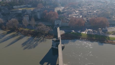 Toma-Aérea-De-Establecimiento-Del-Pont-St-bénézet-Que-Revela-El-Palacio-De-Los-Papas