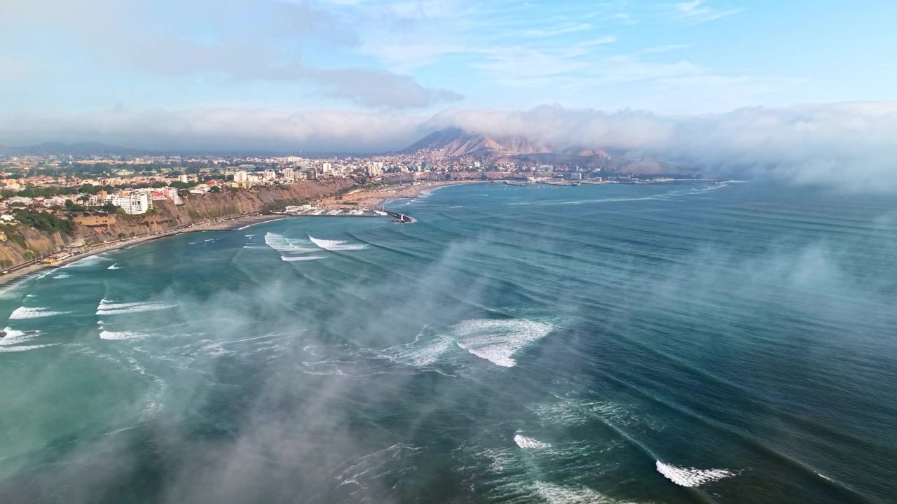 Vista aerea con drone della strada costiera e delle scogliere della Costa Verde nella nebbia marina mattutina, Lima, Perù