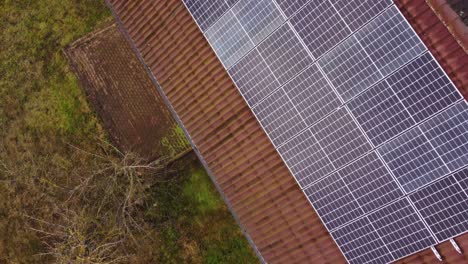 Grünes-Erneuerbares-Energiekonzept,-Topdown-antenne-Des-Sonnenkollektors-Auf-Dem-Hausdach