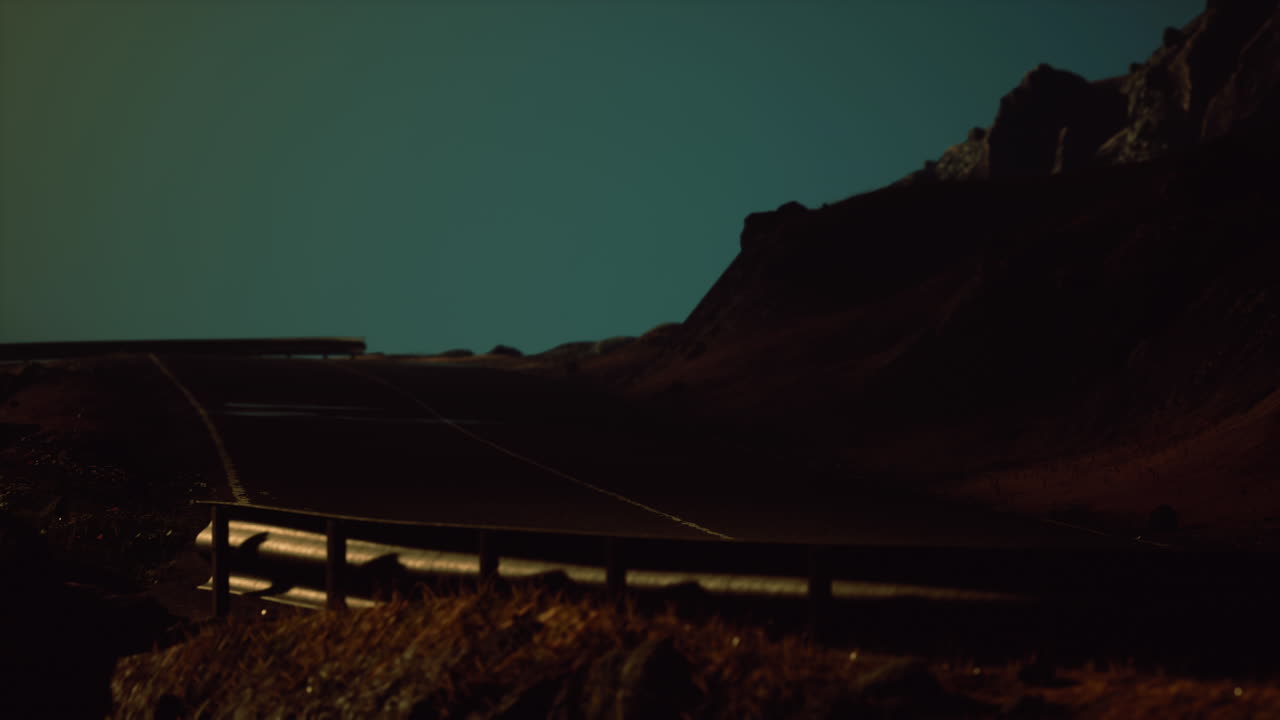 carretera abandonada en la costa atlántica de escocia