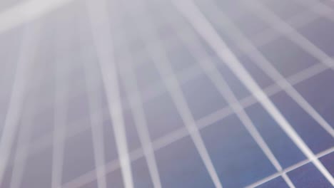 vista de cerca de las celdas de los paneles solares en la luz solar suave