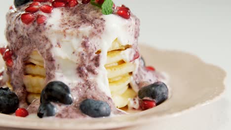 guarnición de helado de gofres con frutas colocadas en el plato 4k 4k