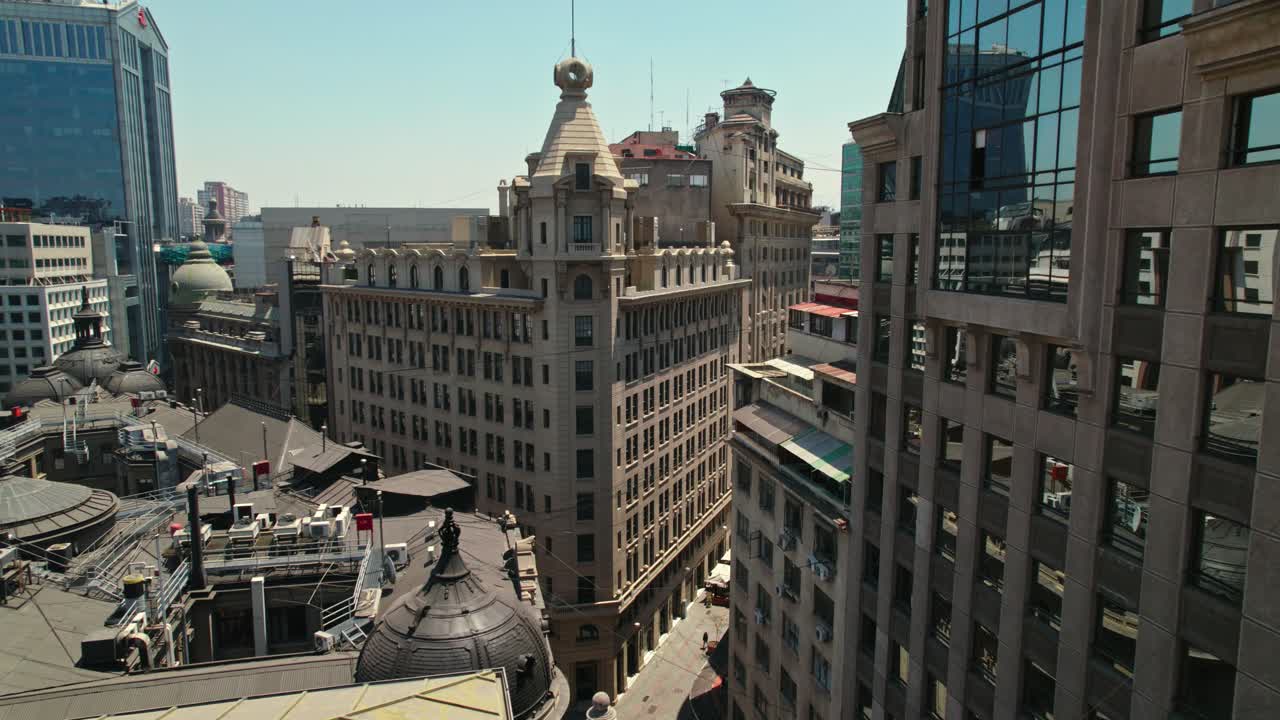 Dolly in establishing on New York Street in the Arizt&iacute;a building, Santiago - Patrimonial architecture of Chile