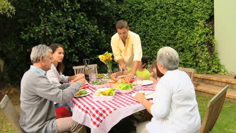 Familie-Mit-Großeltern,-Die-Draußen-Essen