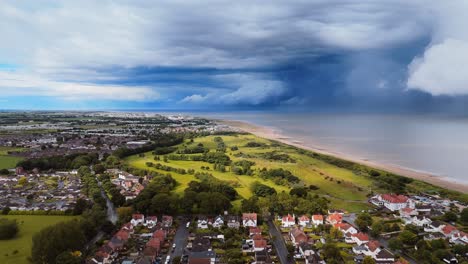 tormenta que se avecina sobre la ciudad costera de skegness