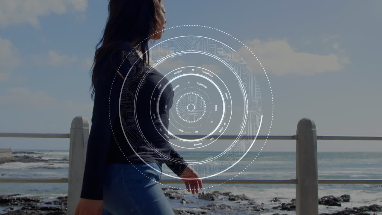 animación de escaneo de alcance sobre mujer con extremidad artificial caminando por la orilla del mar