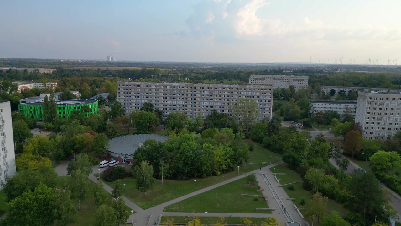 Największy dom w NRD, Halle-Neustadt w Niemczech, znany z architektury Plattenbau. Oszałamiający widok z lotu ptaka, lot drona w tył