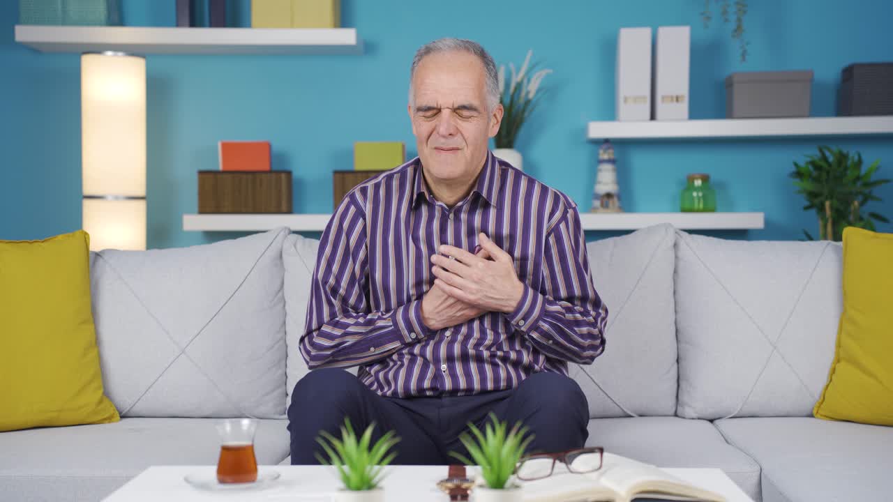 y en el amor el viejo se pone emocional.