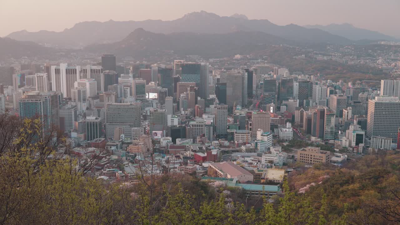 Vista panoramica dello skyline di Seul con montagne al tramonto