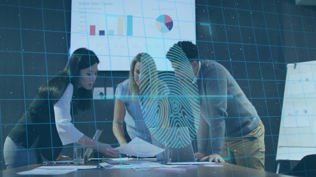 animación de huellas dactilares con candados sobre diversas personas de negocios en la oficina.