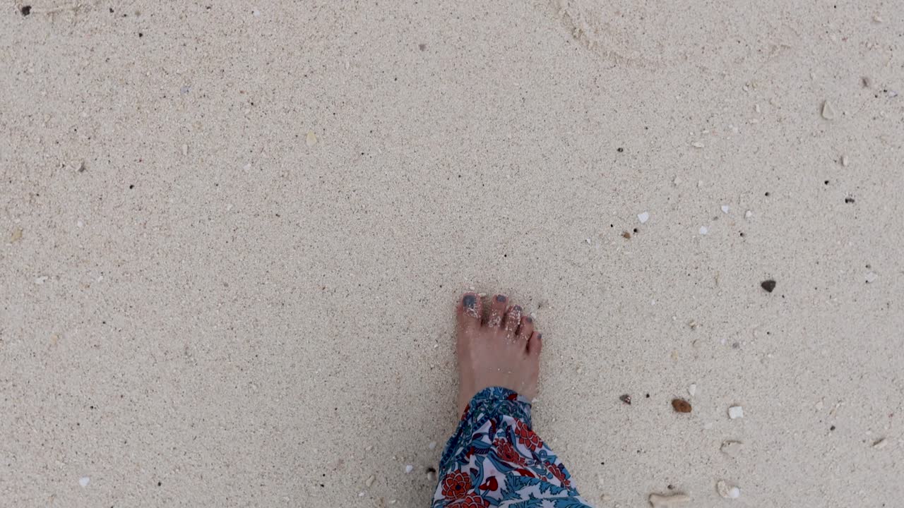 크라비 의 모래 해변 을 고 있는 발