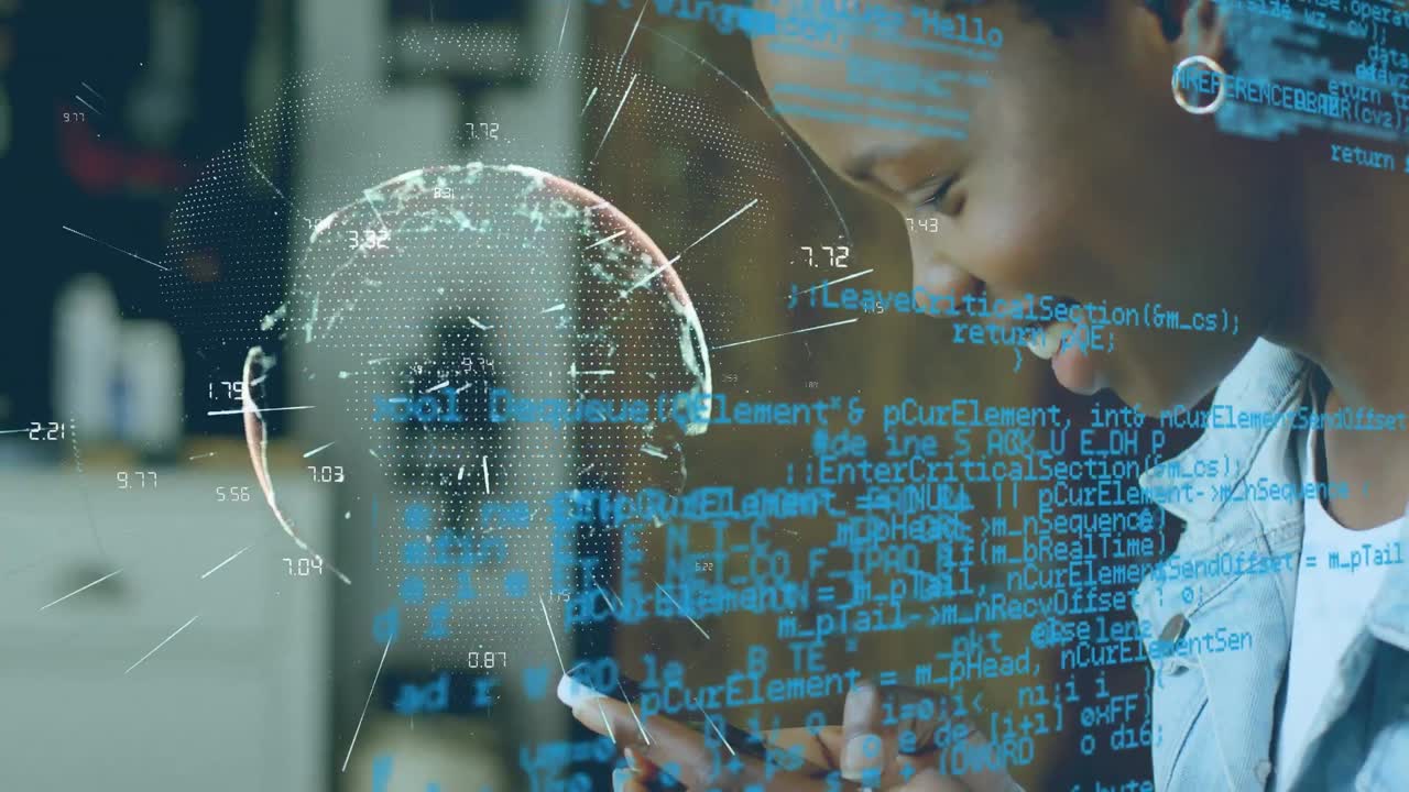 animación del globo y procesamiento de datos sobre una mujer afroamericana sonriente que usa un teléfono inteligente