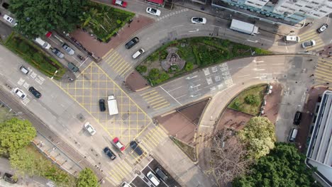 Tráfico-De-La-Ciudad-Durante-El-Día-De-Hong-Kong,-Vista-Aérea-De-Arriba-Hacia-Abajo