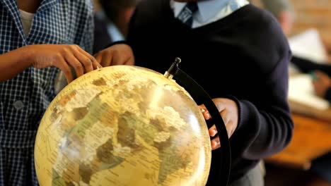 escolares que usan el globo en el aula en la escuela 4k