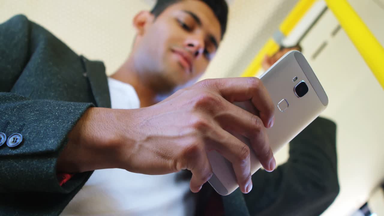 버스 4k에서 여행하는 동안 휴대 전화를 사용하는 남성 통근자