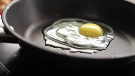 chef freír huevo en una sartén en la cocina