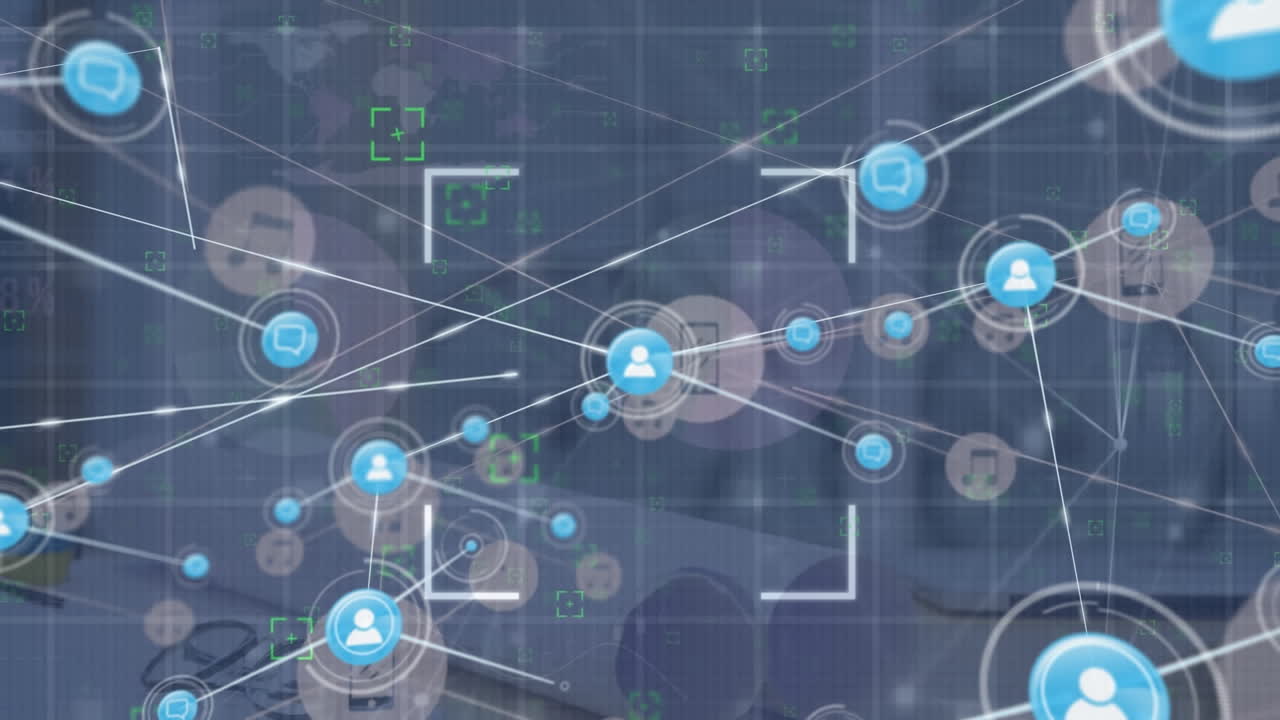 animación de la red de conexiones con iconos y procesamiento de datos sobre el escritorio en la oficina.