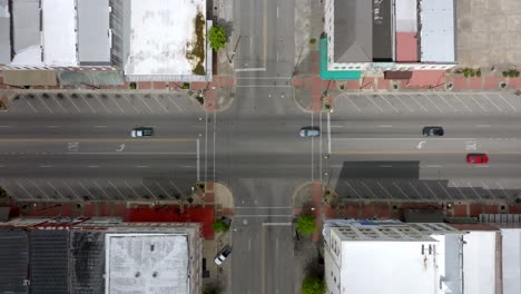 Four-way-intersection-in-downtown-Selma,-Alabama-with-drone-video-overhead