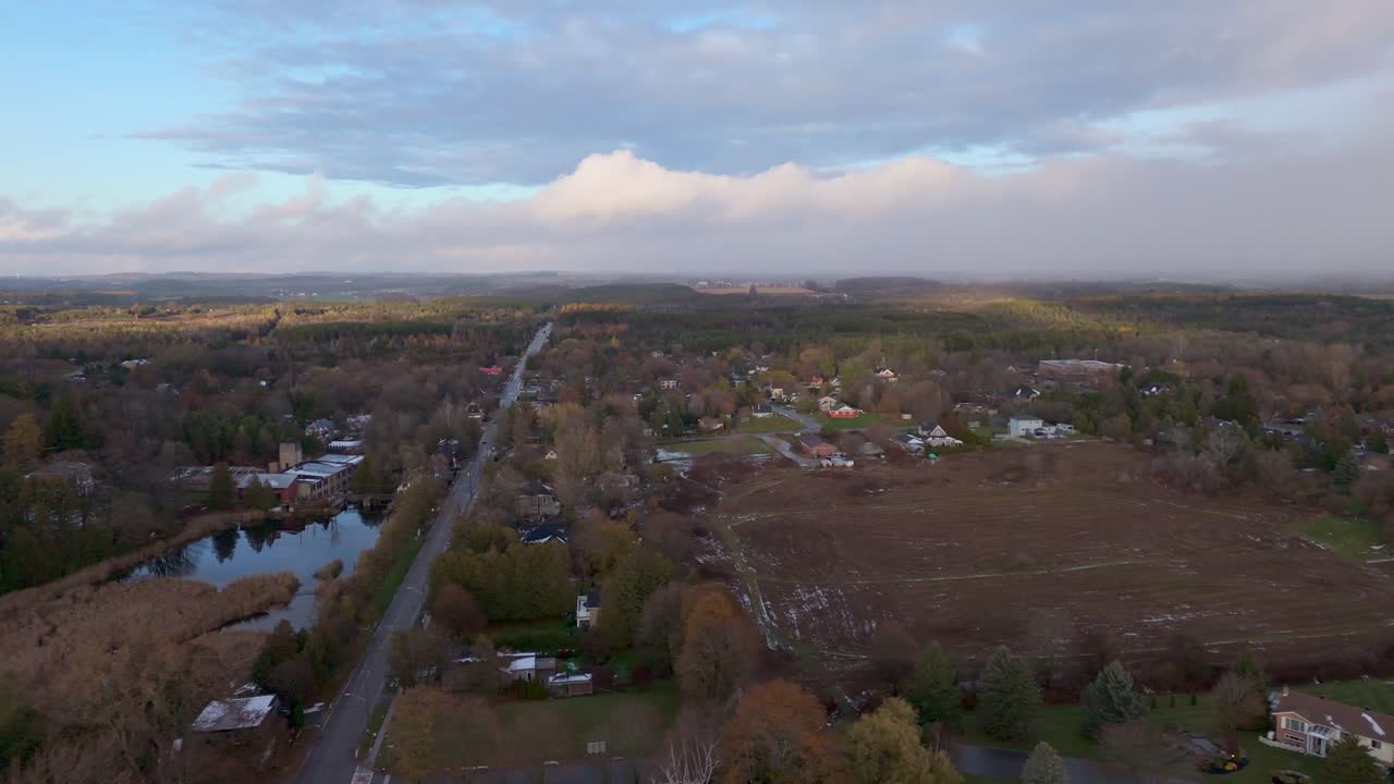 Altonin kaupunki Caledonissa, Ontariossa, Kanadassa syksyllä