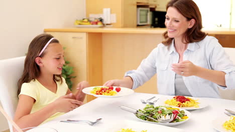 Mutter-Bedient-Ihre-Tochter