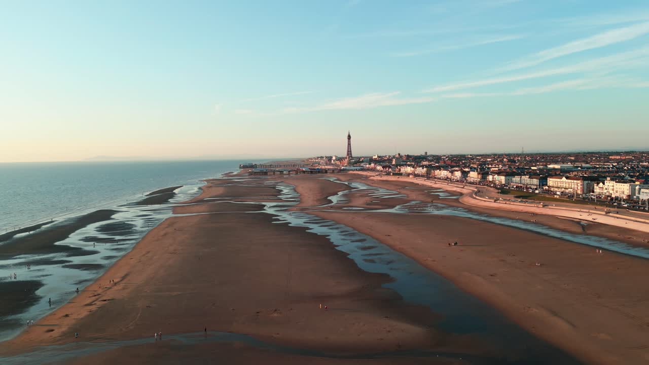 En drone flyr mot Blackpool Tower fra South Shore-stranden.