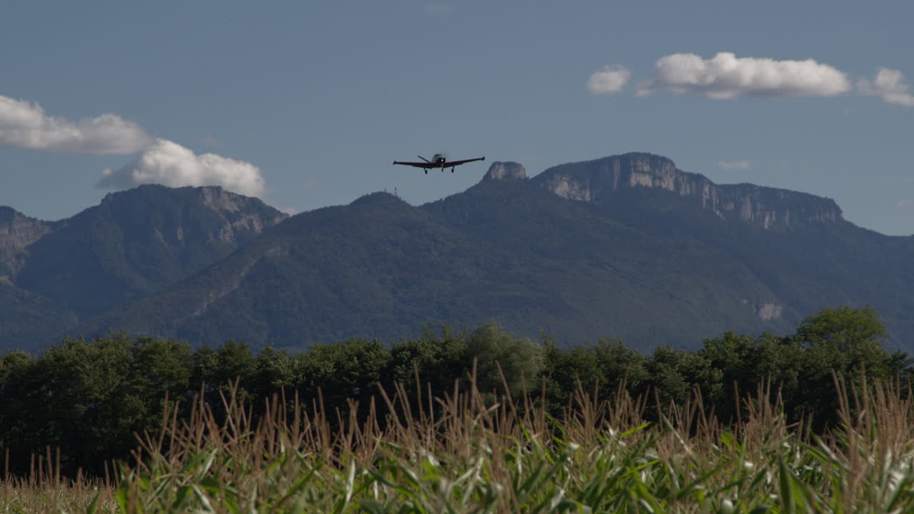 산 위 를 날아다니는 작은 비행기